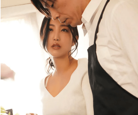 愚痴を零していたバイト先の人妻が限界に来たのか店員と不貞関係になり暇を見つけては激しい情事を繰り返す！