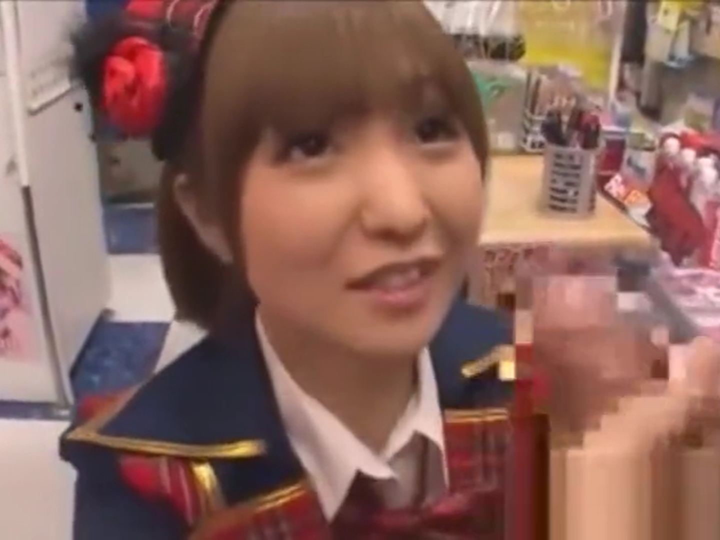 ロリ顔アイドルがイベントでまさかのファンの勃起したチ〇コをぎこちない手コキでサービスしちゃうｗｗｗ