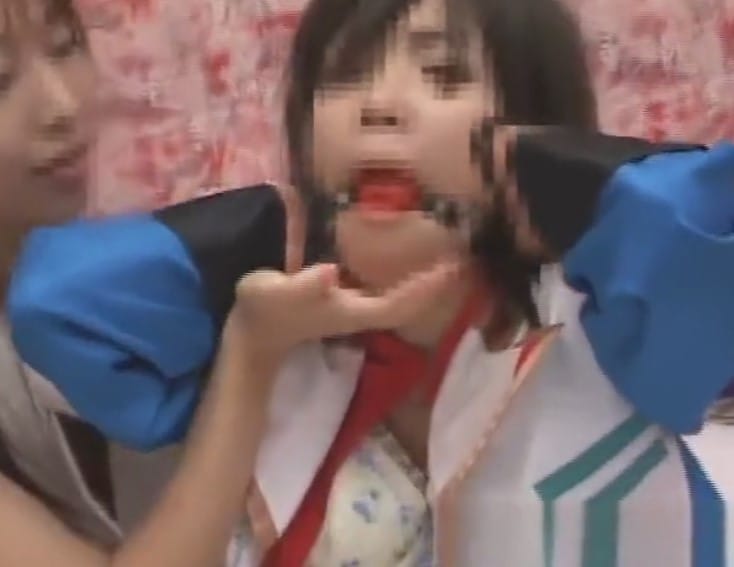 【コスプレ美少女×アナル責め】お尻の穴をいじられてエビ反りになって感じちゃう！ペニバンで突かれると狂ってしまうｗ