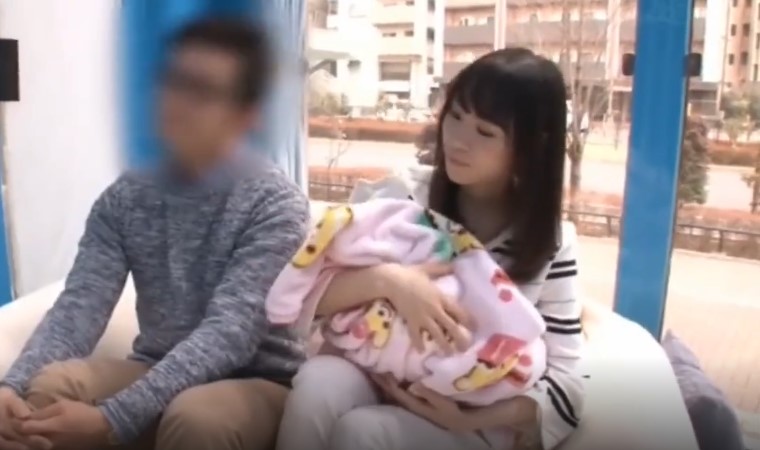 【マジックミラー×子持ち奥様】夜の営みがなかったママさんにデカチン見せつけ旦那がいるのに咥え久しぶりの肉棒を味わう！