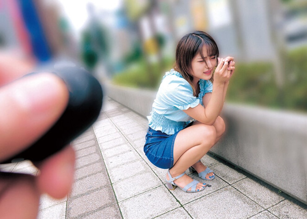 【リモバイ散歩】バイブ装着した美少女を街中に放ちスイッチ入れて悶絶羞恥ｗ スタジオで我慢しきれずチ〇ポ咥える！