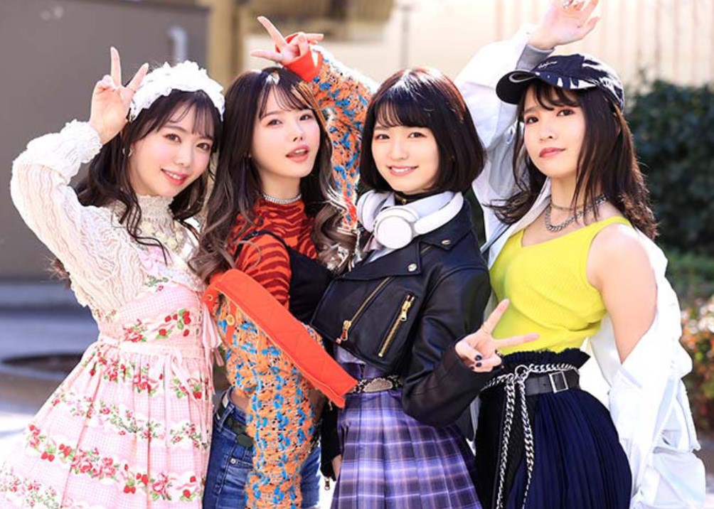 【松本いちかｘ倉本すみれｘ枢木あおいｘ百瀬あすかｘ玩具扱いのM男】４人娘の女子会で生ディルド扱いされ搾り取られる！