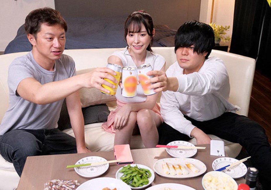 【橋本ありなｘ宅飲み性交】彼氏が酔いつぶれた隙に親友をたぶらかして抵抗する間もなく抜かれてしまう！