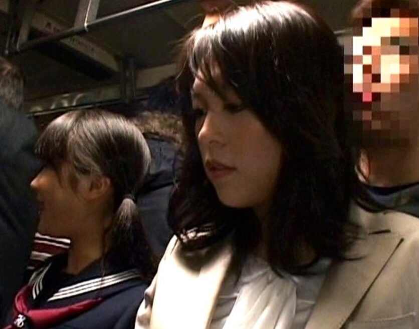娘の前で性欲を持て余したカラダを鬼畜男に痴漢されてダメなのに我慢できずに本気で感じちゃうｗｗｗ