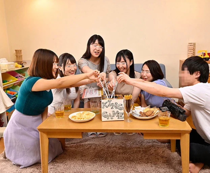 旦那がいない昼間の時間はやりたい放題！『王様だ～れだっ♡』童貞大学生を相手に人妻達がハーレムでチ●ポ奪い合い！