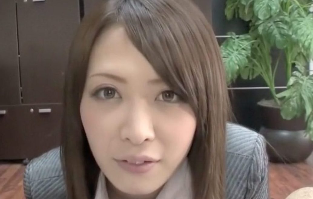 目の前のチ〇ポが欲しくてたまらない美人OLがシャブリ続けて口の中で全て受け止めて飲み干す変態お姉さん！