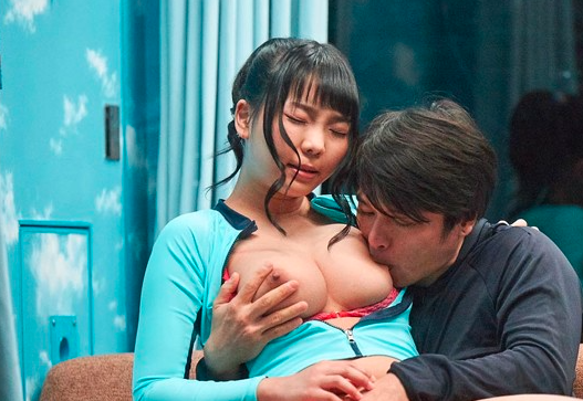 【ムチムチ美女×中出し】見られているとは知らずエロい顔でハメられちゃう！大勢の視線を感じるとよけいに興奮してしまうｗ