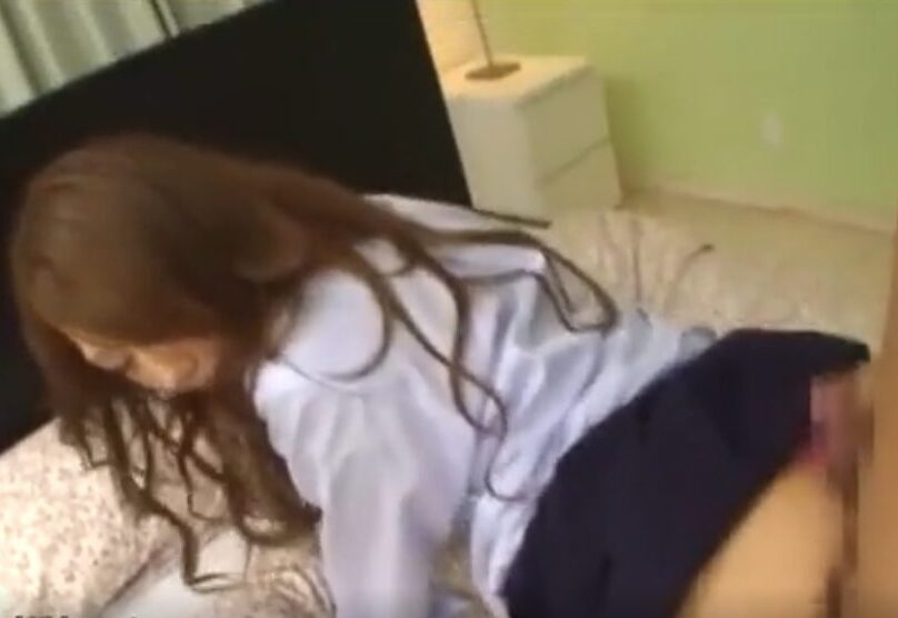 えちえちな美尻のギャルがＭ男の乳首を責めながら勃起してしまったチ〇コをいろんな部位でしごきあげちゃうｗｗｗ