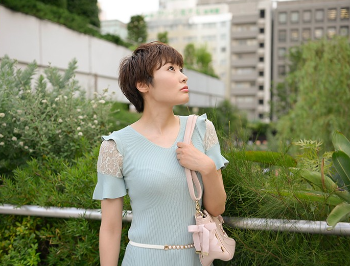ナンパで知り合った美女から後日連絡を受けホテルへ直行！恥ずかしそうにしながら豊満な肉体を弄り回す！
