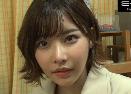 【巨乳痴女×フェラテク抜群】淫らな手つきでサオをしごいて素人男を勃起させちゃう！生ハメして中出しさせてあげるｗ