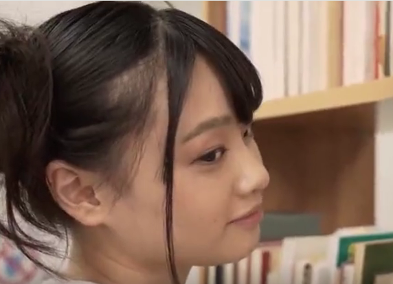 【ロリ美少女×足コキ】ノーパンのアソコを見せつけ男を誘っちゃう！淫らな手コキしてサオをビンビンにしてあげるｗ