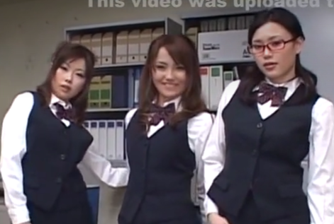 【貪欲OL×亀頭責め】同僚のサオを3人で舐め回しちゃう！「破裂しそうだね？」と言ってオッパイで挟んでしごいてあげるｗ