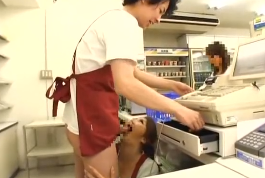 『おばさんが気持ち良くしてあげる♡』コンビニで働くパートのおばちゃんが若い男に発情！メス全開でチ●ポおしゃぶりｗ