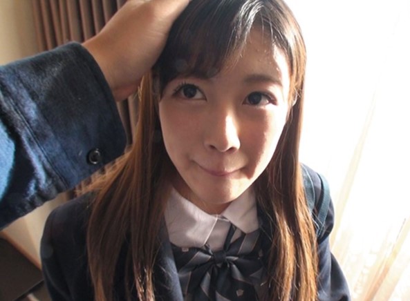 高校卒業して一ヶ月後にはＡＶデビューしちゃったウブな美少女がカメラの前で淫乱な姿を見せちゃうｗｗｗ