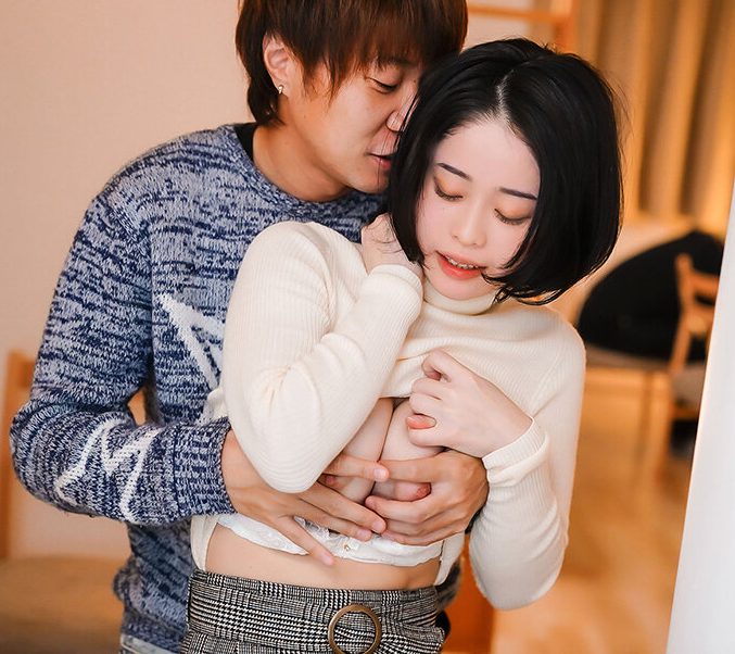 サークルメンバーとの宅飲みは危険がいっぱい！『彼氏より気持ち良い…♡』眠る彼氏を放置しされるがままに浮気するアバズレｗ