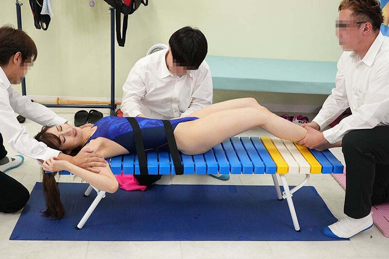 生徒たちに逆恨みされた水泳部顧問が拘束されて水着破られ体弄くり回され口とアソコに肉棒ピストンされる！