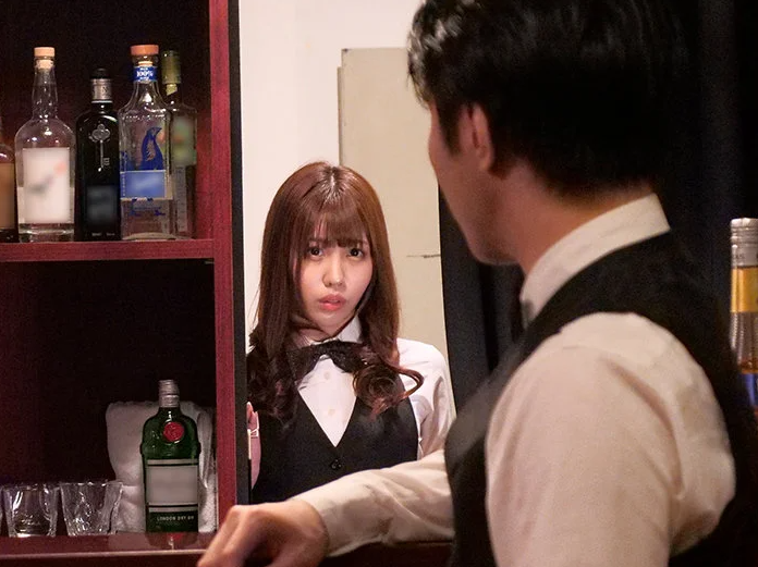 落ち込んでる店長を慰めようと距離が近づき肉体関係に！妻がいるという背徳感のなかJDの肉体におぼれていく！