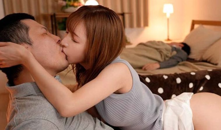 背徳は最高のスパイス『私のマ●コの方が良いでしょ♡』酔っぱらって眠る彼女の横で他人女の誘惑に負けチ●ポ挿入ｗ