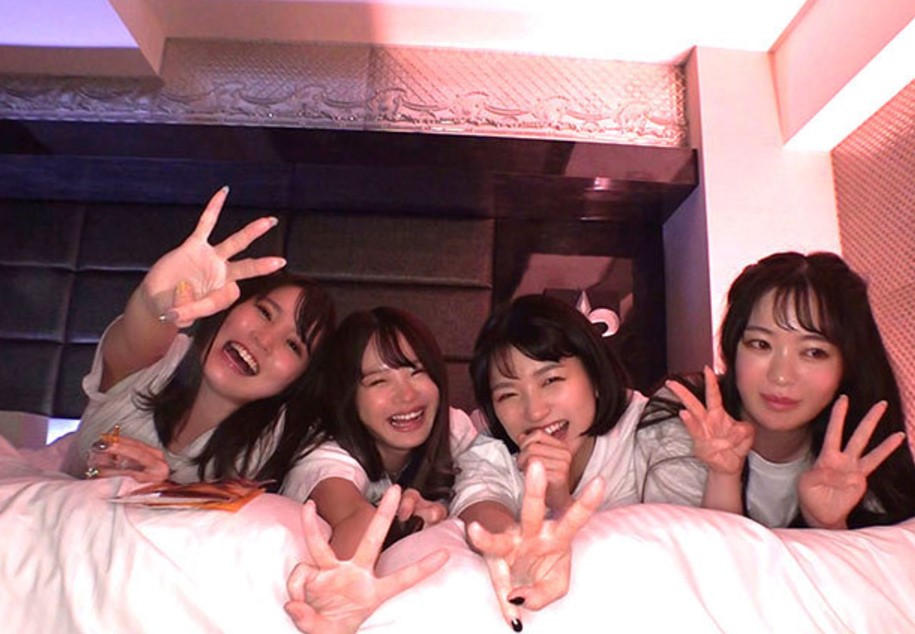 【ハーレム×エロギャル集団】ラブホで女子会してる中に飛び込むM男ww速攻で肉棒に群がりジュボフェラ奪い合い！