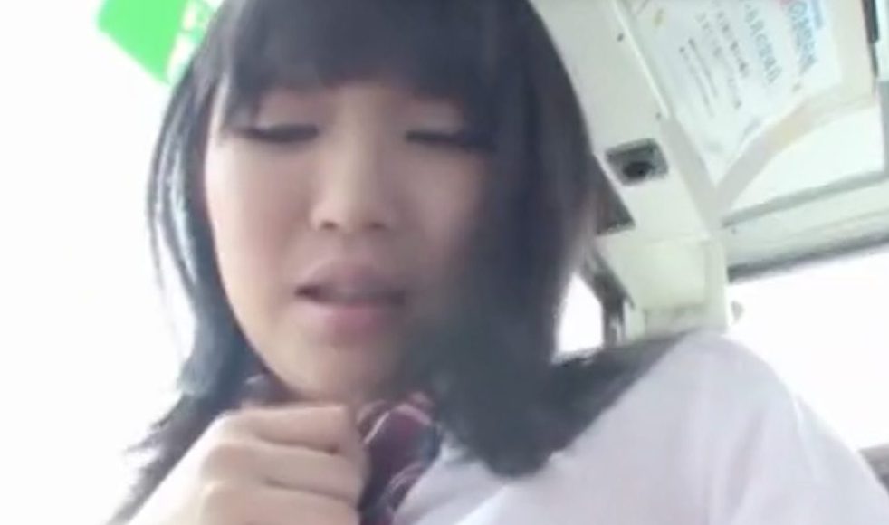 【集団レイプ×清楚美少女】バスの最後尾で痴漢魔に襲われるJK・・・複数の汚い手でオマンコ悪戯されて感じちゃう！