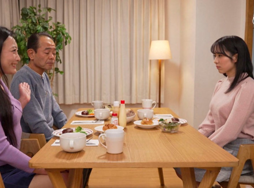 再婚した母が媚薬により洗脳され義父の思いがままになっていた！母に誘われ娘も毒牙に侵され快楽堕ちしてしまう！