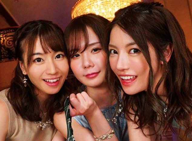 【痴女集団×M男】おチンポ奪い合って調教繰り返す！淫乱お姉さん達のスゴテク手コキフェラに我慢できず即イキ！