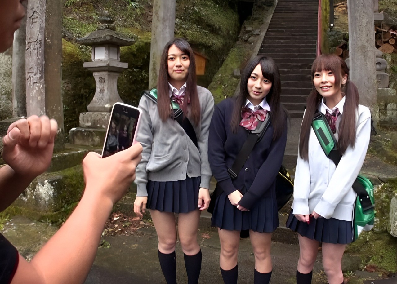 【密室ハメ×JK】「こんな所で・・・あんッ♪」修学旅行中のJKを追いかけ宿泊先のトイレでこっそり肉棒責めでイカせちゃう！