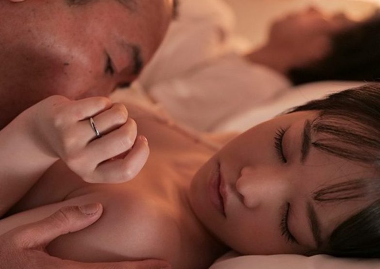 若い嫁を気に入り痴呆症のフリして体を触っていたが辛抱できず本性を現し旦那が寝ているそばで肉体貪り始める！