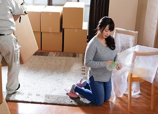 『あぁっ…イッちゃう…♡』旦那が乗るトラックの荷台で！新居で！引っ越し屋のチ●ポに堕ちた人妻が夫の目を盗んでハメ性交！