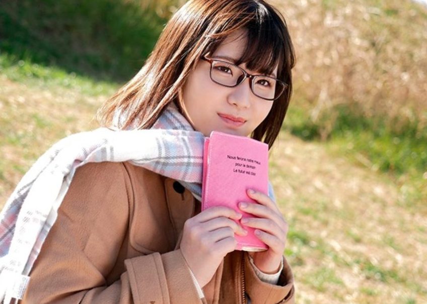 『恥ずかしい…♡』ケツの穴もマ●コも見せれるのに乳首だけは見せたくない不思議メガネっ子がAVデビュー！