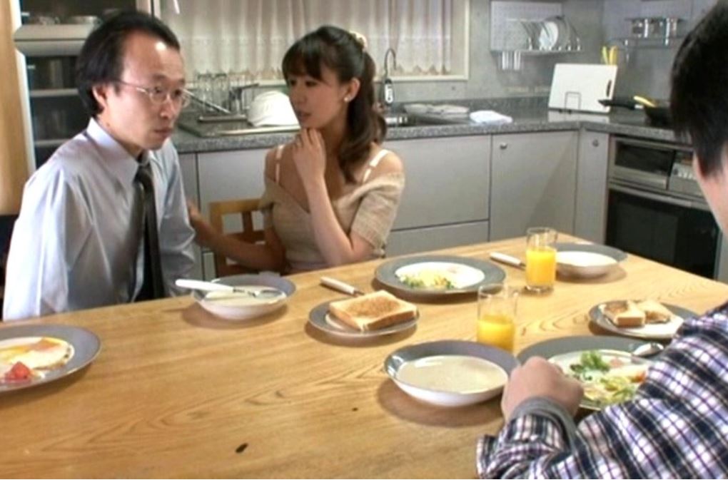 亡き母を忘れ再婚した親父にブチ切れ息子！『あぁ…中には出さないでぇ…♡』血の繋がらない義息のチ●ポでマ●コいじめ！