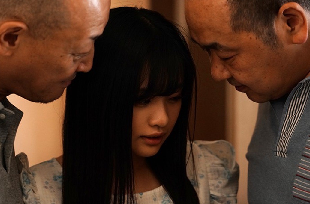 排他的な集落に引っ越してしまった人妻を変態オヤジ達が襲う！『イヤです…やめて…！』華奢な身体では男の腕力には勝てず！