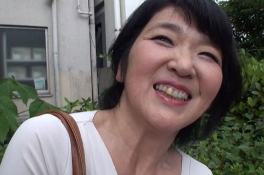 若い男性の肉棒に眠っていた性欲が目を覚まし大きな乳房揺らしながら体位変えながら激しい突きに喘ぎまくる！