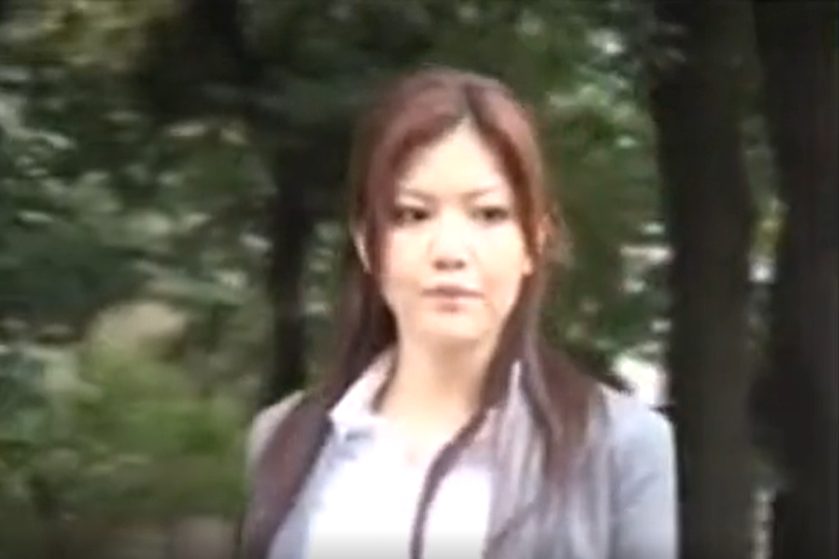ムラムラMAXのOLが作業員たちが休憩しているところを観察し一人場所を離れた男が立ちション中のチ〇ポ握りエロ行為始める！