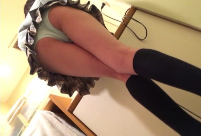 エッチに夢中なイチャイチャカップルのハメ撮り交尾！制服のままエロい姿を晒しながら喘ぎまくるJK！