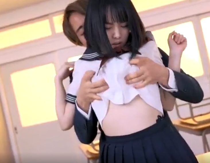 童顔なのに巨乳のカラダで誘惑してきて我慢できなくなった教師が学校で禁断のセックスで感じまくりｗｗｗ