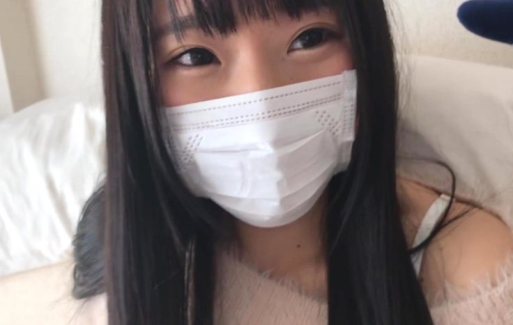 恥ずかしがりながら男にパンスト破られアソコ弄られるJK！ハメ撮りにもかかわらず大胆な交尾姿を披露する！