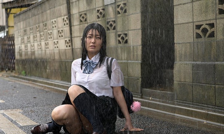 ずぶ濡れの制服娘を家に連れ込み透けた下着に興奮した巨漢男に凌辱され家にいた別のオヤジにまで弄ばれる！