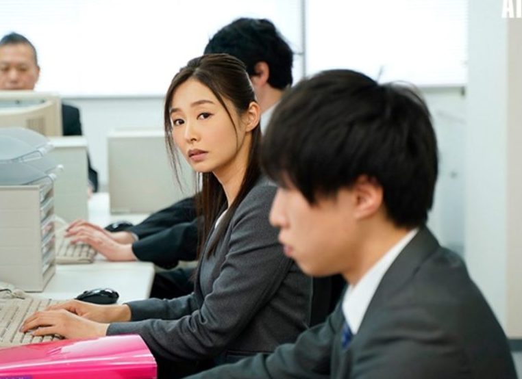 時間を潰す場所もないときに上司宅へ招かれるも普段と違う女性の感じに興奮し彼女を忘れ肉体を貪る！