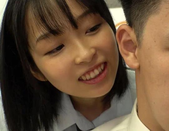 【逆NTR×制服美女】彼女持ちに発情してしまうNTR体質のロリ顔JKが密着誘惑！学校で肉棒しゃぶってイカせちゃう！