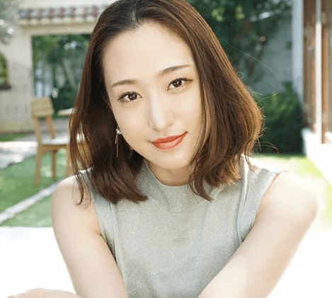 色香漂い男の視線をくぎ付けにするスレンダーな人妻がアソコを惜しみなく見せつけエロい本性をさらけ出す！