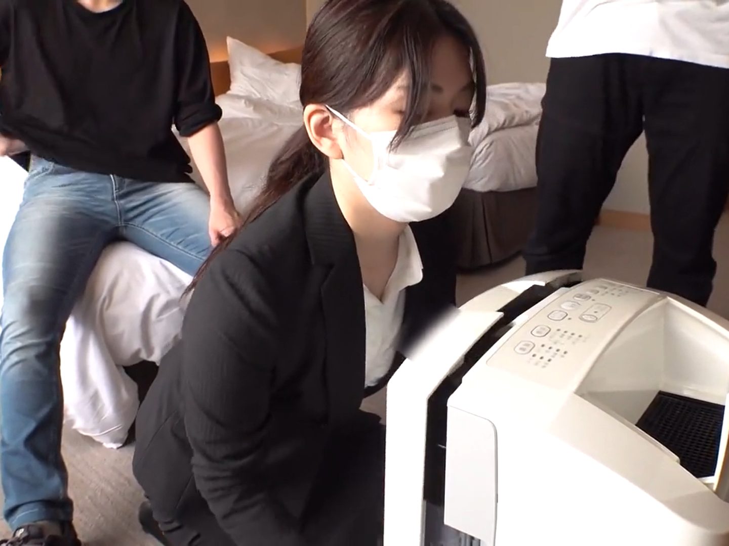 『お客様やめて下さいっ！』ホテルのフロント店員を部屋に呼び出し罠にハメてチ●ポもハメる！激しい快楽で喘ぎ散らかすマゾ女！