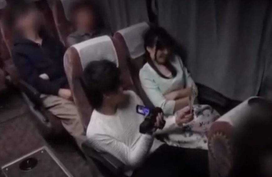 夜行バスで絡み合う男女友達！「声出ちゃうよ。。。」声が出せない状況で感度MAXになって互いの陰部をクンニしちゃう！