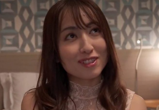 他人棒にドはまりする淫乱奥様が念願の3Pに大興奮！おチンポフェラして火照ったおマンコにおねだりし鬼ピス責めでイキ狂い！