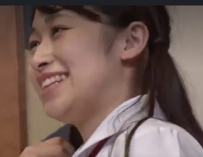 【犯され×清楚美少女】旅館のお手伝いしてる女の子を客の男性がオマンコ高速手マン攻めで膣奥までイカせちゃう！