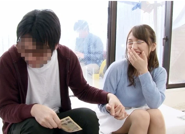 彼氏がガラス越しにいるのに男友達とエロ企画でハメちゃう！他人棒に興奮した彼女が騎乗位でガンガン腰振り感じちゃう！