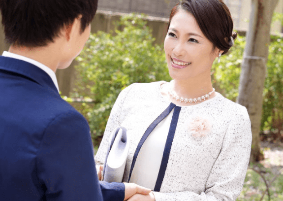 義理の息子の気持ちを薄々気づいていた義母が卒業の贈り物という名の禁断交尾をプレゼントし自らも快楽に耽る！