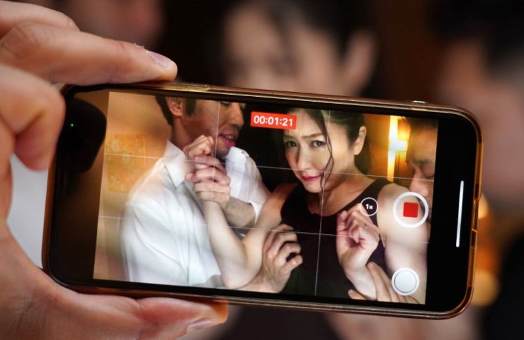 息子のイジメを助けたばかりに狙われた母親！『もっと…おかしくして下さいぃ♡』息子の目の前でトラウマ級のメス堕ち見せつけ！