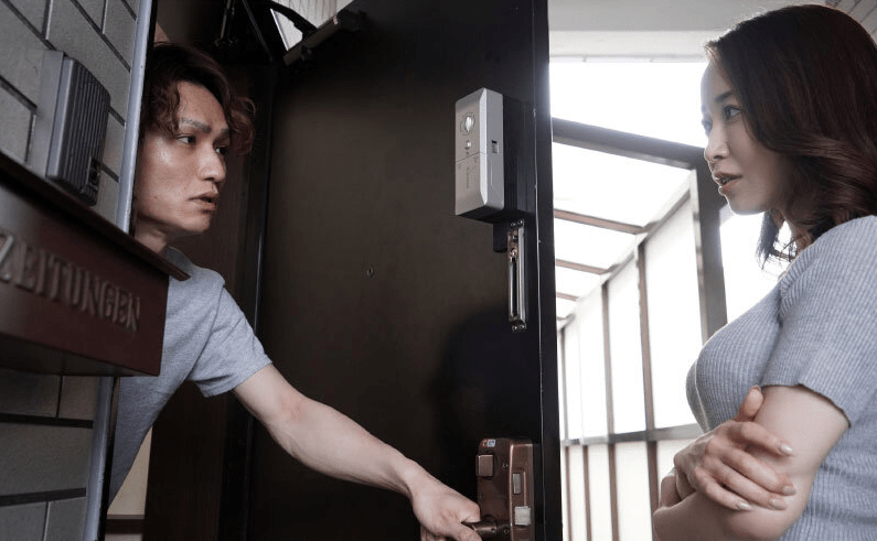 隣人の高飛車な人妻の弱みを握り立場逆転！『お願い…主人には言わないで…』欲求不満な身体を支配され悦んでしまう奥様！