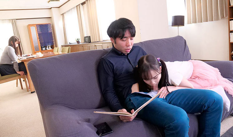 【工藤ララｘ成りすましロリっ娘】奥さんが帰宅しても子供のフリしてこっそりと上司の肉棒からザーメン搾り取る！